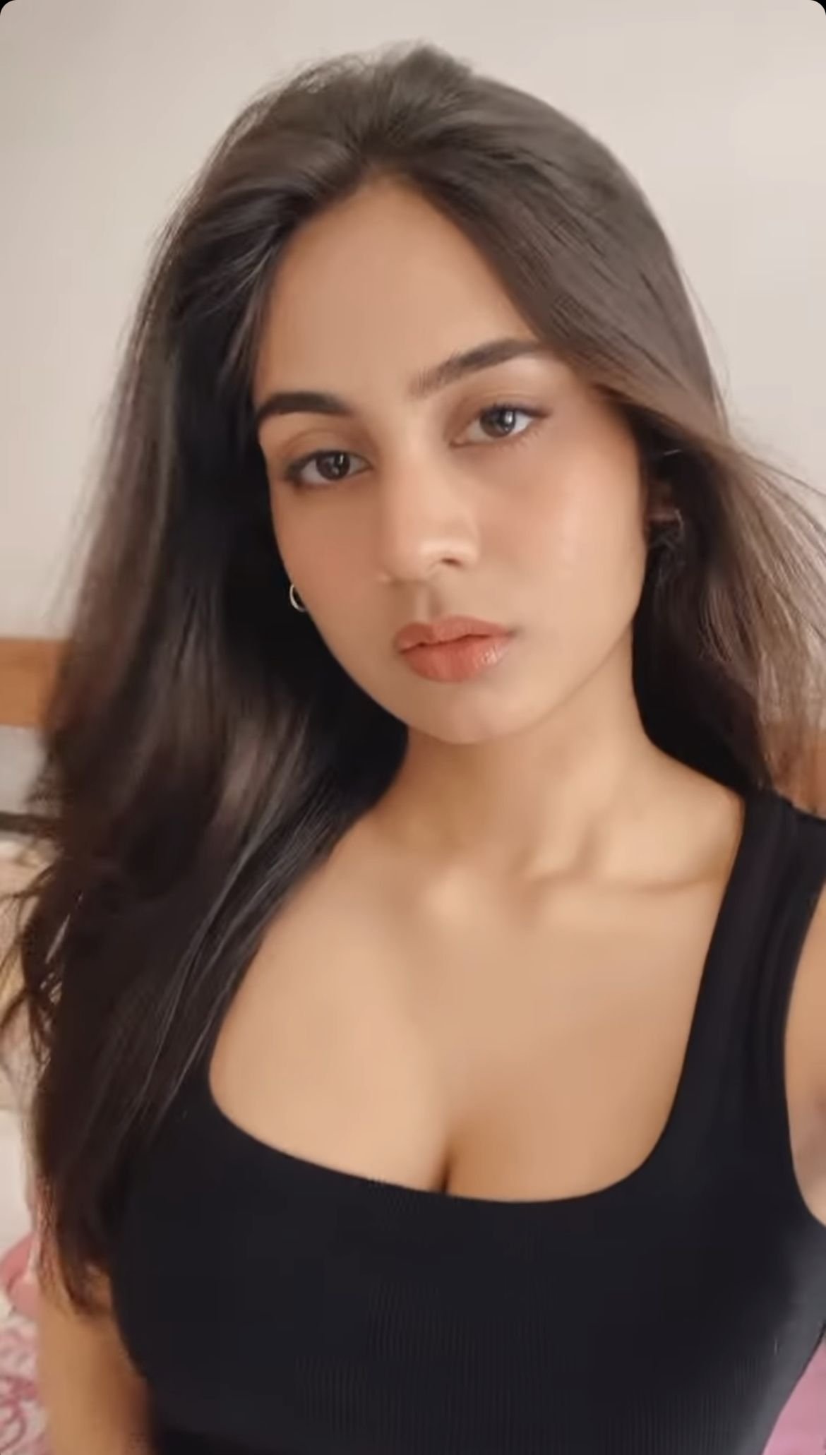 Aalo Premium Escort - Attractive and Attractive